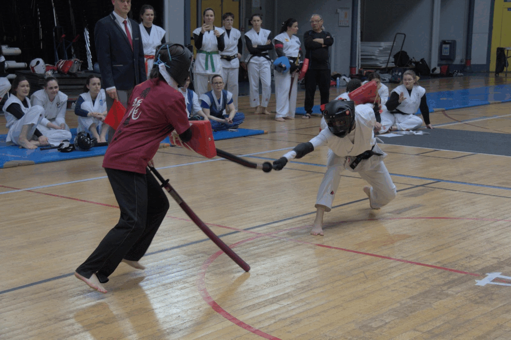 Une combattante japonaise et une combattante française s’affrontent en Tate Choken (sabre long et bouclier)