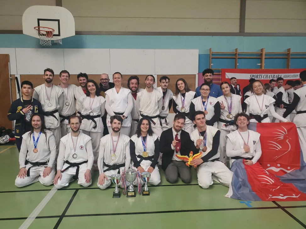 Photo de tout les combattants du clubs avec les médailles et trophées.